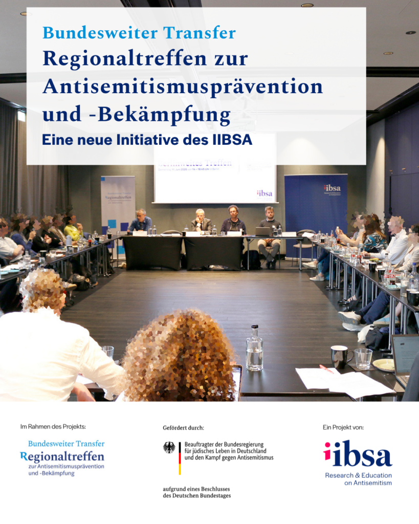 Konferenzraum mit Podiumsdiskussion und dem Titel „Regionaltreffen zur Antisemitismusprävention und -Bekämpfung“