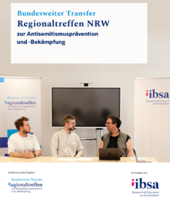 Regionaltreffen NRW Titelbild. 3 Redner:innen sitzen vorne, im Hintergrund die Banner von IIBSA und dem Veranstaltungslogo