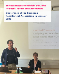 Vortrag bei der ESA-Konferenz in Warschau 2026 mit Projektion zum Thema Antisemitismus und zwei Personen am Tisch