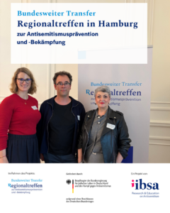 Drei Teilnehmende vor einem Banner zum Regionaltreffen in Hamburg zur Antisemitismusprävention und -bekämpfung