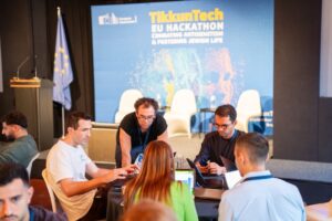 Teilnehmer arbeiten an Laptops bei einem TikkunTech EU Hackathon gegen Antisemitismus und für jüdisches Leben